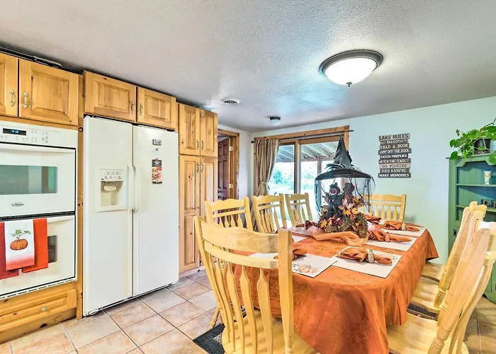 Lakeside Retreat: Private Hot Tub, Walk To Lake
