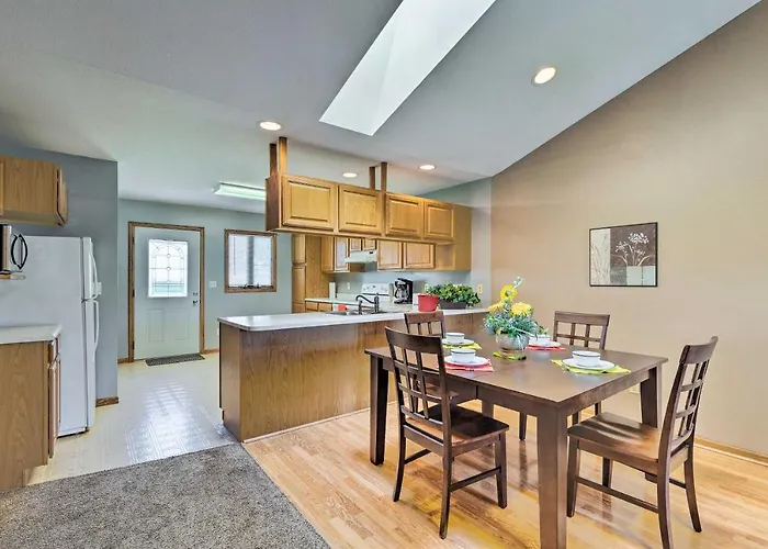 Elwood Townhome W/ Patio - 7 Mi To Johnson Lake