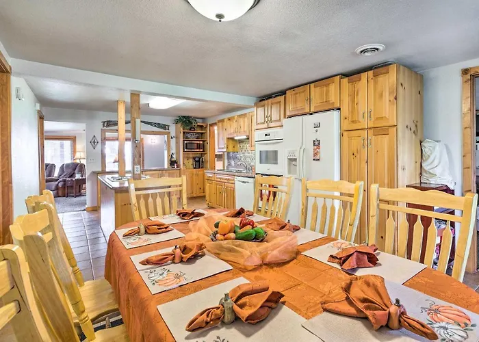 Lakeside Retreat: Private Hot Tub, Walk To Lake