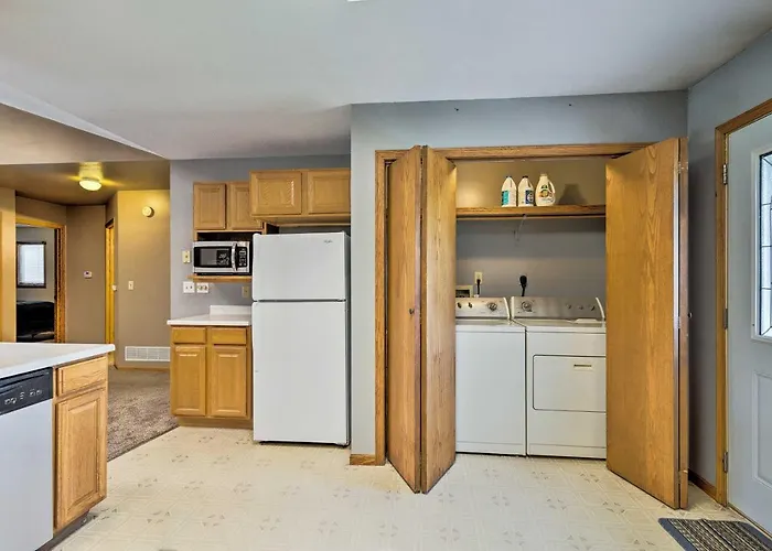 Elwood Townhome W/ Patio - 7 Mi To Johnson Lake